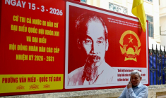 Un homme passe devant un panneau d'affichage annonçant les élections législatives, à Hanoï, le 13 mars 2026 ( AFP / Nhac NGUYEN )
