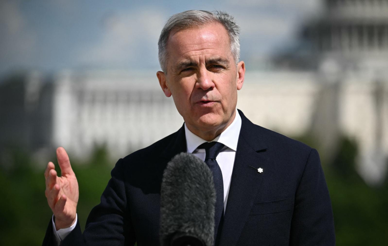 Le Premier ministre canadien Mark Carney s'adresse aux médias après une rencontre avec Donald Trump à l'ambassade du Canada aux États-Unis à Washington, le 6 mai 2025. ( AFP / MANDEL NGAN )
