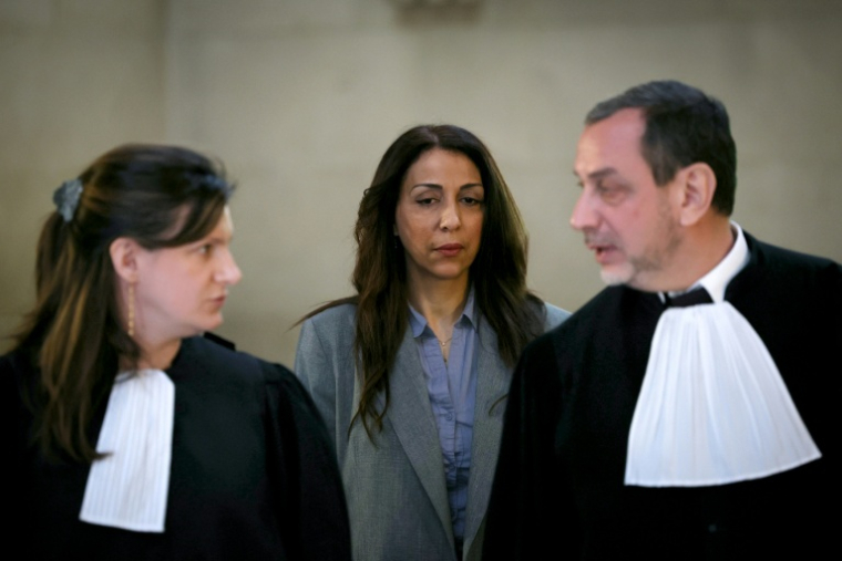 Henda Ayari, l'une des parties civiles au procès pour viols de Tariq Ramadan à Paris, entourée de ses avocats Sarah Mauger-Poliak et David-Olivier Kaminski, le 2 mars 2026 ( AFP / Dimitar DILKOFF )