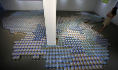 PHOTO DE FICHIER : Un visiteur prend des photos de "Baby Formula" de l'artiste chinois Ai Weiwei, à Singapour