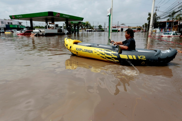 Un homme en kayak à Tlajomulco de Zúñiga, au Mexique, le 9 septembre 2025 ( AFP / ULISES RUIZ )