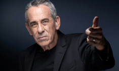 Thierry Ardisson pose lors d'une séance photo à Paris le 20 avril 2022 ( AFP / JOEL SAGET )