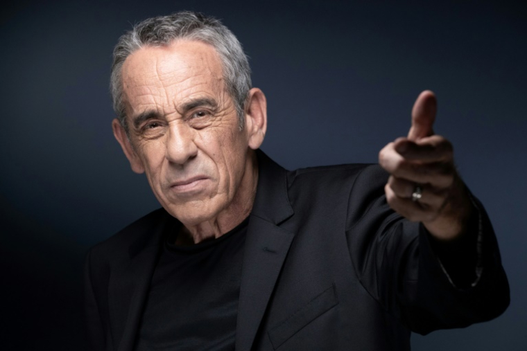 Thierry Ardisson pose lors d'une séance photo à Paris le 20 avril 2022 ( AFP / JOEL SAGET )