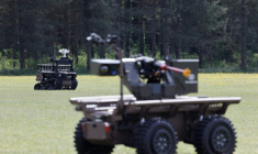 Des robots expérimentaux de combat le 6 mai 2025 lors du challenge CoHoMa organisé à Beynes, en région parisienne ( AFP / Ludovic MARIN )