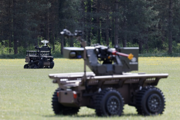 Des robots expérimentaux de combat le 6 mai 2025 lors du challenge CoHoMa organisé à Beynes, en région parisienne ( AFP / Ludovic MARIN )
