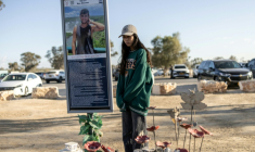 Une femme se recueille le 7 octobre 2025 devant le mémorial d'une victime de l'attaque du Hamas au festival Nova deux ans plus tôt, à Réïm, dans le sud d'Israël ( AFP / JOHN WESSELS )