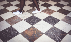 une femme marche sur du carrelage (Crédit: Norbu Gyachung / Unsplash)