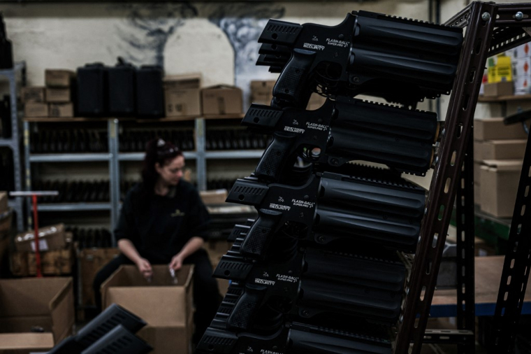 Des "flashballs" produits par Verney-Carron, en 2019.  ( AFP / JEFF PACHOUD )