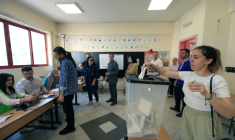 Des Albanais votent à Tirana le 11 mai 2025 pour les élections législatives ( AFP / Adnan Beci )