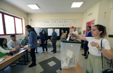 Des Albanais votent à Tirana le 11 mai 2025 pour les élections législatives ( AFP / Adnan Beci )