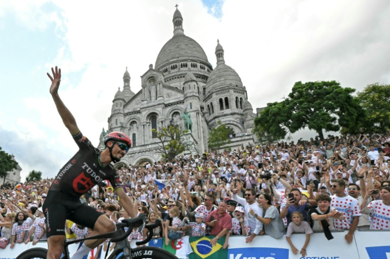 Julian Alaphilippe chaleureusement applaudi par la foule sous la Basilique du Sacré-Coeur de Montmartre pour son dernier Tour de France, le 26 juillet 2026 à Paris ( AFP / Loic VENANCE )