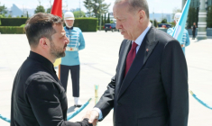 Le président turc Recep Tayyip Erdogan (d) accueille son homologue ukrainien Volodymyr Zelensky à Ankara, le 15 mai 2025 ( TURKISH PRESIDENTIAL PRESS SERVICE / Handout )