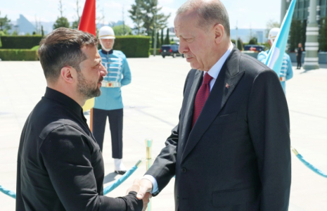 Le président turc Recep Tayyip Erdogan (d) accueille son homologue ukrainien Volodymyr Zelensky à Ankara, le 15 mai 2025 ( TURKISH PRESIDENTIAL PRESS SERVICE / Handout )
