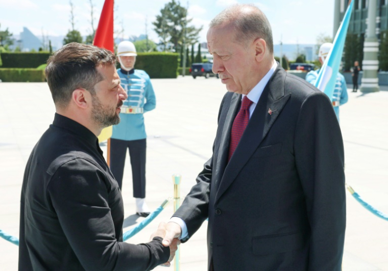 Le président turc Recep Tayyip Erdogan (d) accueille son homologue ukrainien Volodymyr Zelensky à Ankara, le 15 mai 2025 ( TURKISH PRESIDENTIAL PRESS SERVICE / Handout )