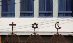 Les symboles des trois grands monothéismes. ( AFP / MAHMUD HAMS )