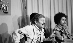 Le réalisateur algérien Mohamed Lakhdar Hamina lors d'une conférence de presse pour son film "Chronique des années de braise" présenté au Festival de Cannes, le 14 mai 1975 ( AFP / Raph GATTI )