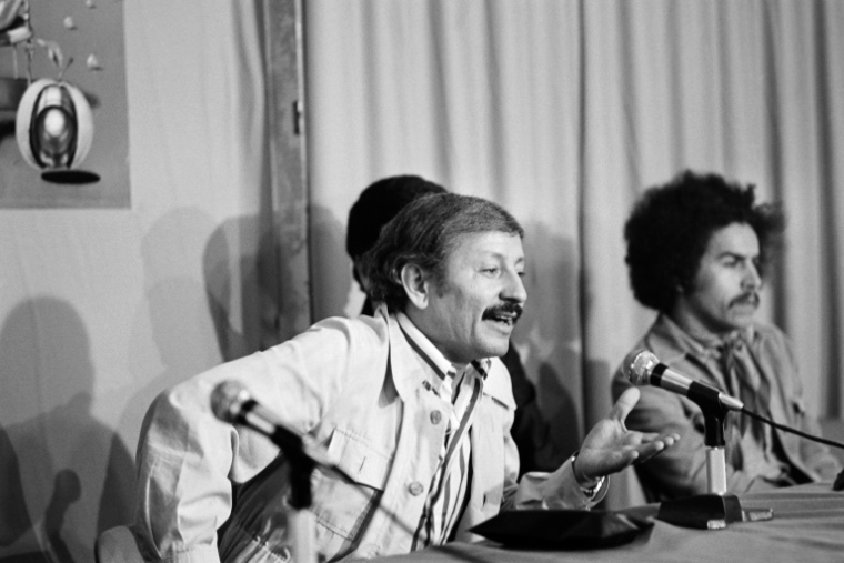 Le réalisateur algérien Mohamed Lakhdar Hamina lors d'une conférence de presse pour son film "Chronique des années de braise" présenté au Festival de Cannes, le 14 mai 1975 ( AFP / Raph GATTI )