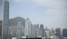 Une barge porte-conteneurs à vide traverse le port de Victoria à Hong Kong, le 16 avril 2025 ( AFP / Peter PARKS )