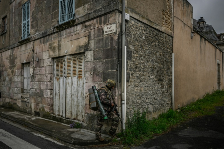 Un parachutiste du 2e régiment étranger de parachutistes (2e REP) surveille une rue lors d'un exercice de défense de pont à Saint-Savin, dans la Vienne, le 17 mai 2026 ( AFP / Philippe LOPEZ )