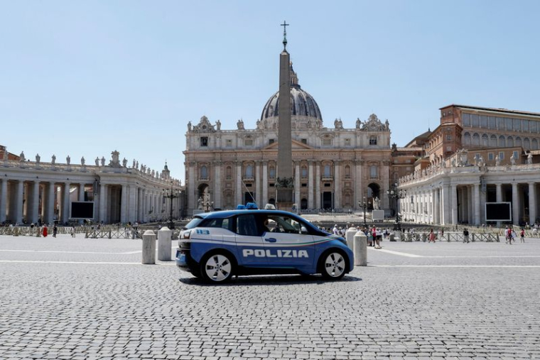 Un véhicule de police patrouille sur la place Saint-Pierre au Vatican
