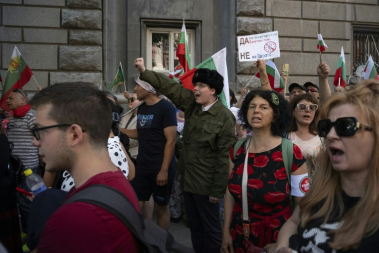 Des manifestants opposés à l'entrée de la Bulgarie dans la zone euro, à Sofia le 4 juin 2025 ( AFP / Nikolay DOYCHINOV )