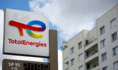 Un panneau avec le logo de la compagnie pétrolière et gazière française TotalEnergies