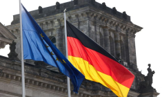 Les drapeaux de l'Union européenne et de l'Allemagne flottent devant le bâtiment du Reichstag, siège du parlement allemand, le Bundestag, à Berlin