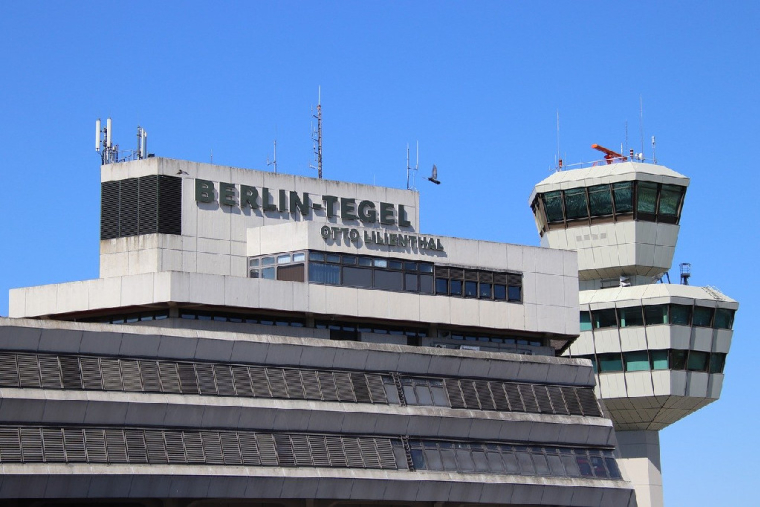 L’aéroport historique de Tegel à Berlin, dont la fermeture définitive était envisagée mi-juin, va finalement rester ouvert encore quelques mois pour faire face à la reprise du trafic aérien Crédit photo: Betexion - Pixabay)