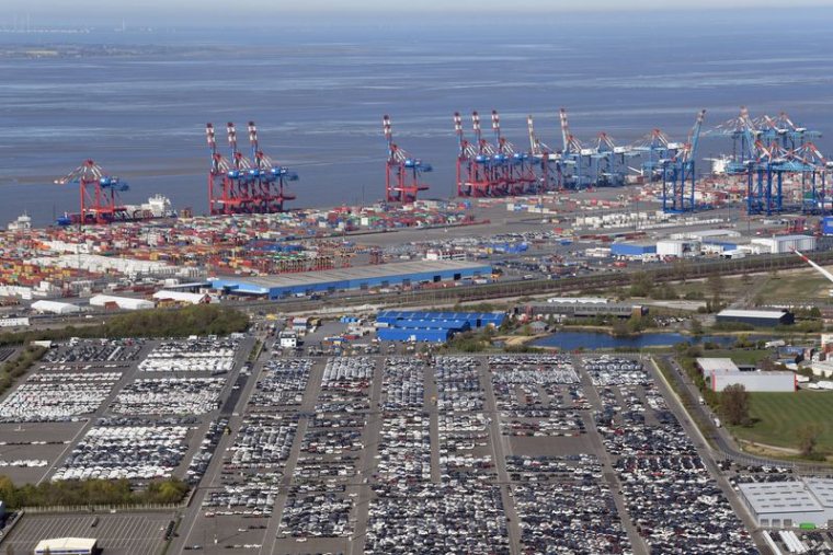 Des voitures destinées à l'exportation attendent d'être chargées au port de Bremerhaven