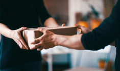 Il est possible d’obtenir un complément de revenus en devenant point relais particulier. ( crédit photo : Shutterstock )