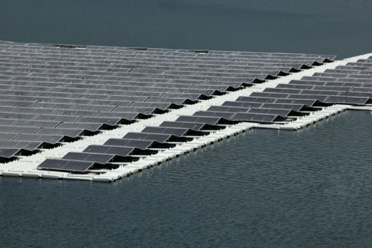 Une installation solaire photovoltaïque flottante mise en place sur le barrage de l'Oued Rmel, dans le cadre d'un parc solaire situé près du port Tanger Med, dans la province de Fahs-Anjra, à l'ouest de la ville de Tanger, le 7 août 2025.  ( AFP / Abdel Majid BZIOUAT )