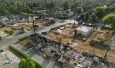 Vue aérienne de terrains résidentiels dégagés après la destruction de maisons lors de l'incendie d'Eaton en janvier 2025, à côté de maisons encore debout, parmi lesquelles la maison de Karen Girard, le 20 août 2025 à Altadena, en Californie ( AFP / Robyn Beck )