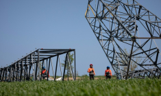 Salariés de RTE travaillant à des opérations de rénovation du réseau à haute tensio, près de Flers, dans l'Orne, le 19 avril 2023.  ( AFP / Lou BENOIST )