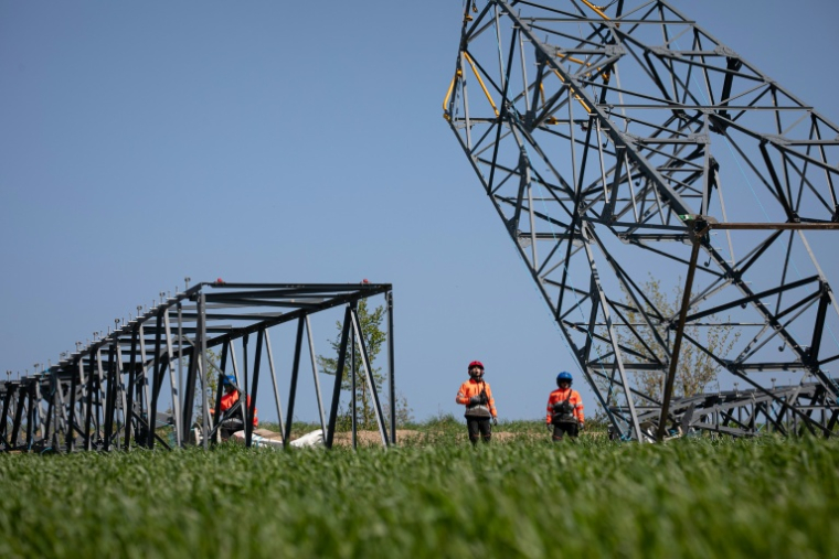 Salariés de RTE travaillant à des opérations de rénovation du réseau à haute tensio, près de Flers, dans l'Orne, le 19 avril 2023.  ( AFP / Lou BENOIST )
