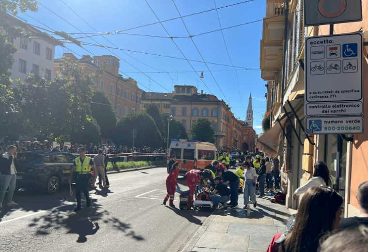 Des secouristes sur les lieux où un conducteur a renversé et blessé huit personnes, le 16 mai 2026 à Modène, dans le nord de l'Italie AFP(-)  ( AFP / - )