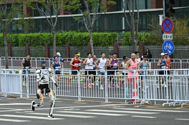 Un robot humanoïde lors du semi-marathon de Yizhuang, dans la banlieue de Pékin, le 19 avril 2026 ( AFP / Pedro PARDO )