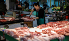 Une vendeuse coupe du porc sur un marché de Hangzhou, dans la province du Zhejiang, dans l'est de la Chine, le 10 avril 2025 ( AFP / - )