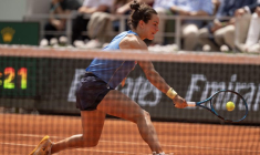 Lois Boisson de France renvoie une balle lors de son match contre Jessica Pegula