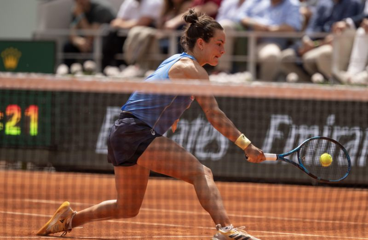 Lois Boisson de France renvoie une balle lors de son match contre Jessica Pegula