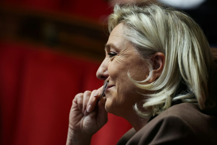 La présidente du groupe Rassemblement national à l'Assemblée nationale, Marine Le Pen, après l'adoption d'une résolution de son parti dénonçant l'accord franco-algérien de 1968, le 30 octobre 2025 à Paris ( AFP / Anne-Christine POUJOULAT )