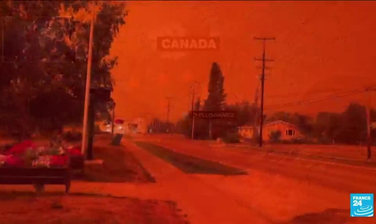 Évacuation de Yellowknife dans le Grand Nord canadien en raison des feux de forêt