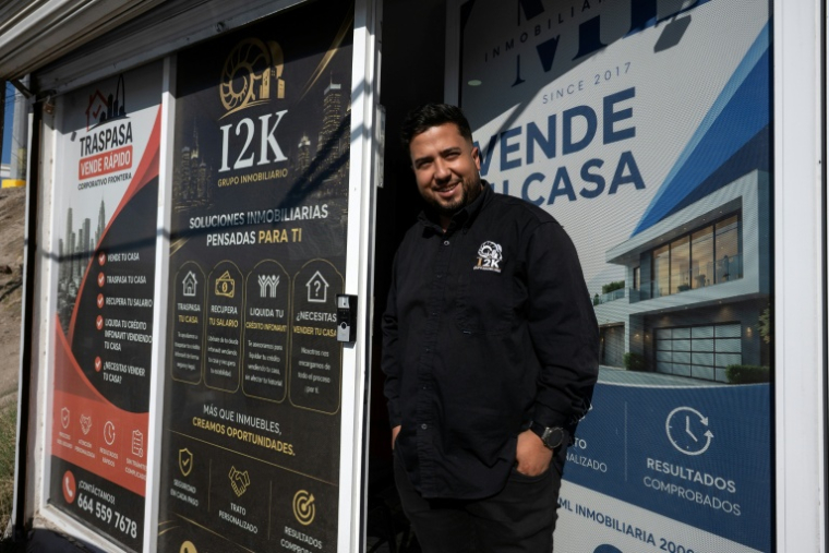 Le migrant vénézuélien Milko Garcia dans les bureaux de son entreprise immobilière à Tijuana, dans l’État de Basse-Californie , le 19 octobre 2026 au Mexique ( AFP / Guillermo Arias )