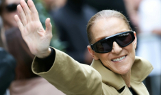 La chanteuse Céline Dion salue ses fans à son arrivée à l'hôtel Le Royal Monceau à Paris, le 28 aôut 2026 ( AFP / Thomas SAMSON )