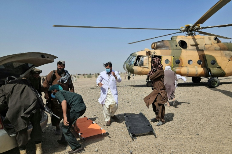 Des médecins afghans et des membres des forces de sécurité talibanes déplacent les corps des victimes vers un hélicoptère après une frappe aérienne pakistanaise dans le district de Garmser, dans la province de Helmand, en Afghanistan, le 1er octobre 2026 ( AFP / STR )