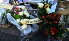 Des fleurs déposées à l'endroit où Mehdi Kessaci a été assassiné, le jour de ses obsèques à Marseille, le 18 novembre 2025 ( AFP / Christophe SIMON )