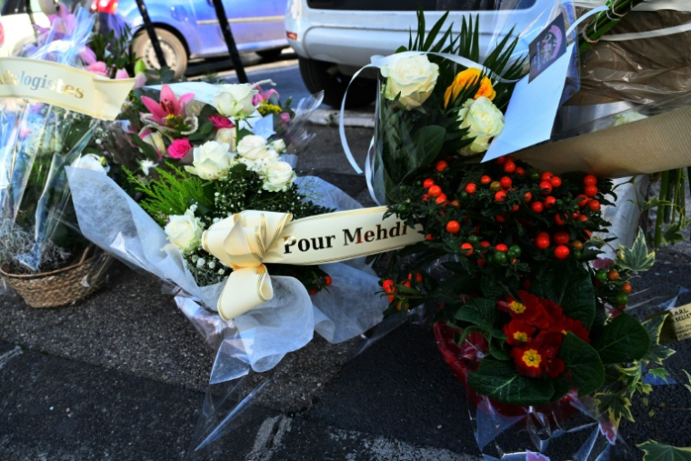 Des fleurs dposées à l'endroit où Mehdi Kessaci a été assassiné, le jour de ses funérailles à Marseille, le 18 novembre 2025 ( AFP / Christophe SIMON )