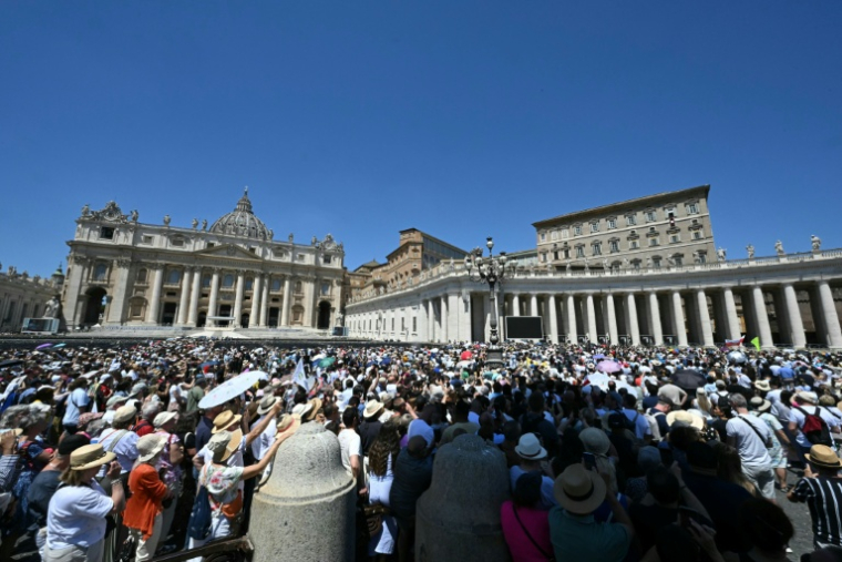 Les fidèles se rassemblent tandis que le pape Léon XIV se tient à la fenêtre du palais apostolique surplombant la place Saint-Pierre, lors de la prière du Regina Caeli au Vatican, le 24 mai 2026 ( AFP / Andreas SOLARO )