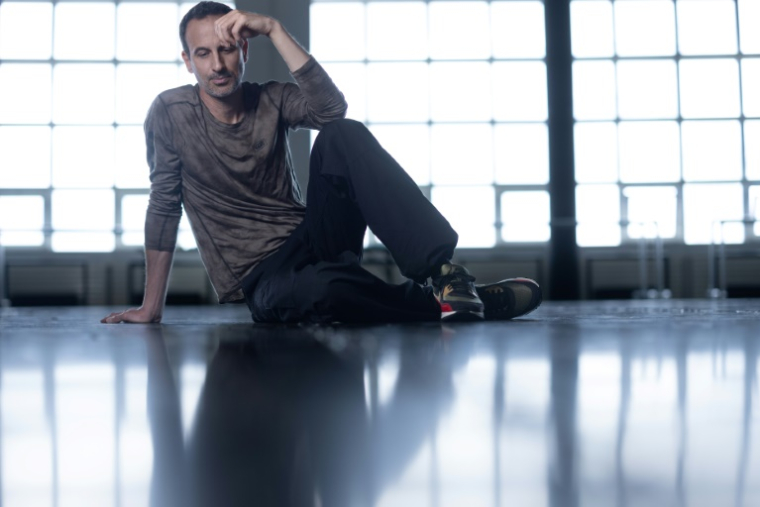 Le chorégraphe Hofesh Shechter pose le 27 mai 2025 à l'Opéra Bastille à Paris ( AFP / JOEL SAGET )