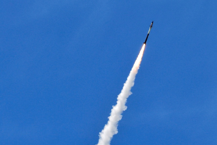 Un missile de défense israélien en vol pour intercepter des projectiles arrivant en territoire israélien, vu du nord d'Israël, le 31 mai 2026 ( AFP / Jalaa MAREY )