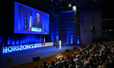 Edouard Philippe en meeting à Reims le 10 mai 2026 ( AFP / Martin BUREAU )
